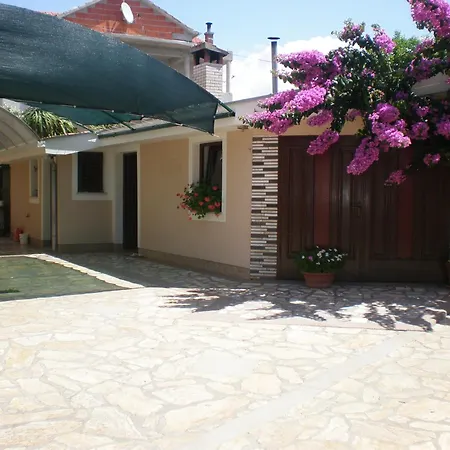 Apartment & Diana Pakostane